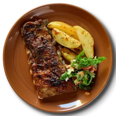 Рёбра свиные подаются с картофельными дольками