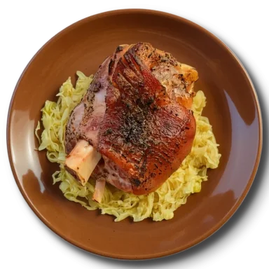 Свиная рулька Айсбарн подаётся с тушеной капустой Шукрут